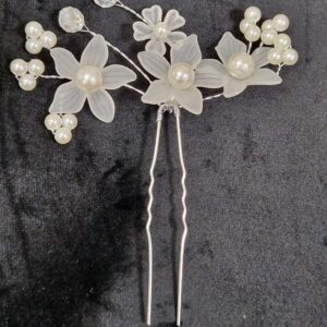 1. Silverfärgat Hårsmycke, vita blommor med pärlor